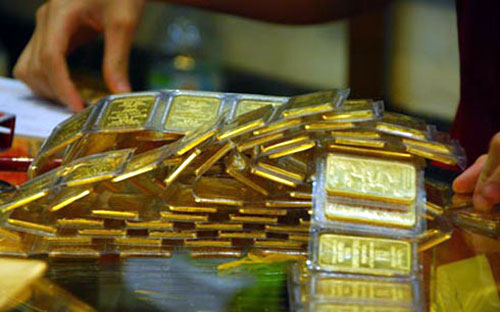 Báo cáo tài chính của một ngân hàng nọ cho hay, qua giao dịch vàng kỳ 
hạn, một nhóm đối tượng đã có thể tạo quy mô hàng nghìn tỷ đồng. Họ bán 
vàng ra lấy tiền đồng, dĩ nhiên là có tài sản đảm bảo, thỏa thuận bán 
lại số vàng đó vào một thời điểm xác định, mức giá xác định trong tương 
lai.