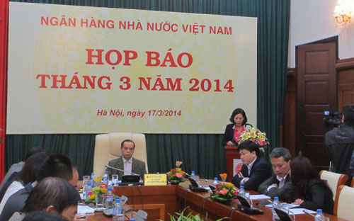 Trả lời VnEconomy về những tác động có thể có về lần cắt giảm các lãi 
suất điều hành này đối với các kênh đầu tư khác liên quan, Phó thống đốc
 Ngân hàng Nhà nước Nguyễn Đồng Tiến, chủ trì buổi họp báo, cho rằng, về
 lý thuyết, ở một thị trường hoàn hảo và có các chính sách điều hành 
linh hoạt, lãi suất giảm thì các thị trường như chứng khoán, bất động 
sản… sẽ hưởng lợi. 