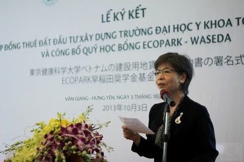 Bà Mari Kusumi, Chủ tịch Hội đồng Quản trị Học viện Y khoa Waseda, tại lễ ký hợp đồng cho thuê đất đầu tư xây dựng Trường Đại học Y Tokyo Việt Nam, tháng 10/2013.<br>