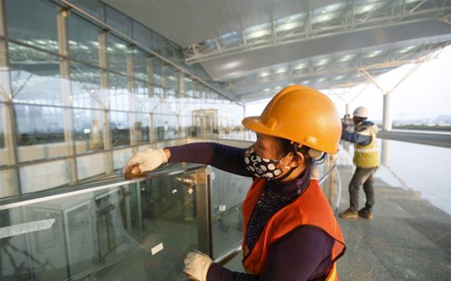 Theo báo cáo, lực lượng lao động từ 15 tuổi trở lên của cả nước ước tính đến thời điểm 1/1/2015 là 54,48 triệu người, tăng 782 nghìn người so với cùng thời điểm năm trước, trong đó lao động nam chiếm 51,3%, nữ chiếm 48,7% - Ảnh: Reuters.<br>