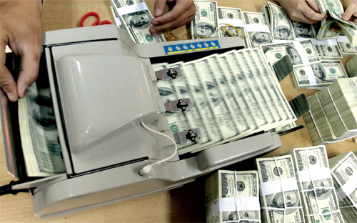 “Việc điều chỉnh tỷ giá tiếp theo và thời điểm phù hợp trên cơ sở nghiên
 cứu, đánh giá tác động của tình hình thế giới và trong nước, đảm bảo ổn
 định tỷ giá theo đúng định hướng biên độ đề ra từ đầu năm”, Hội đồng 
kết luận và đề nghị.