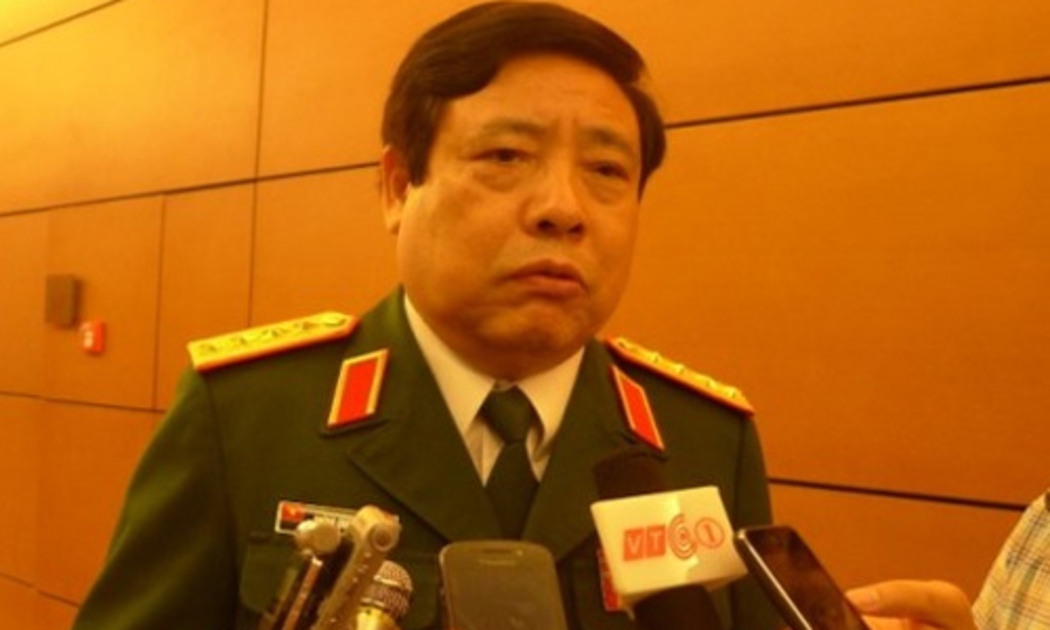 Bộ trưởng Bộ Quốc phòng Phùng Quang Thanh trả lời báo chí bên hành lang Quốc hội - Ảnh: NLĐ.<br>