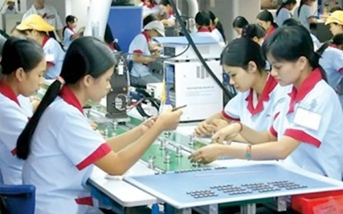 Nhóm chuyên gia của WB nhận xét, do quá trình thực thi không chặt chẽ, nên nếu lương tối thiểu vượt năng suất của người lao động, thì chủ lao động có thể tuyển lao động không chính thức, không ký hợp đồng, để tránh các quy định về lương tối thiểu.
