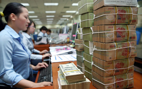 Cả chất và lượng đều không ủng hộ cho những con số “khủng” về lợi nhuận ngân hàng quý 3/2012, khi tín dụng vẫn là nguồn chủ yếu - Ảnh: Thanh Niên.