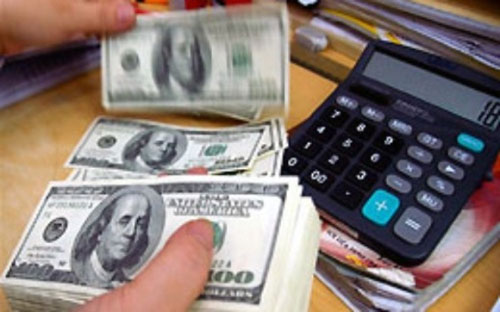 Định hướng dự kiến điều chỉnh tỷ giá năm nay không quá 2% đưa ra từ đầu 
năm đã bị phá vỡ, nhiều doanh nghiệp phải đối diện với rủi ro tỷ giá, 
khi mức tăng từ đầu năm đến nay đã lên khoảng 5%.