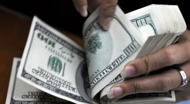 Giảm lãi suất cho vay trung hạn và tháo gỡ khó khăn cho thị trường mua bán nợ để xử lý nợ xấu, theo đại biểu Quốc hội Trần Du Lịch, là những vấn đề cần có sự đột phá.