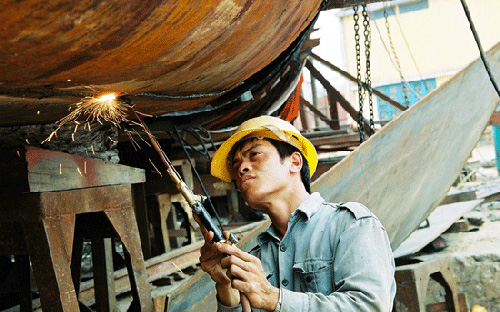 Một đại biểu cho rằng “rất may” là vừa rồi Chính phủ đã rút đề xuất dùng ngân sách để xử lý nợ xấu của doanh nghiệp nhà nước, trong bối cảnh tiền tăng lương vài chục ngàn tỷ cho công chức cũng không biết tìm đâu ra.