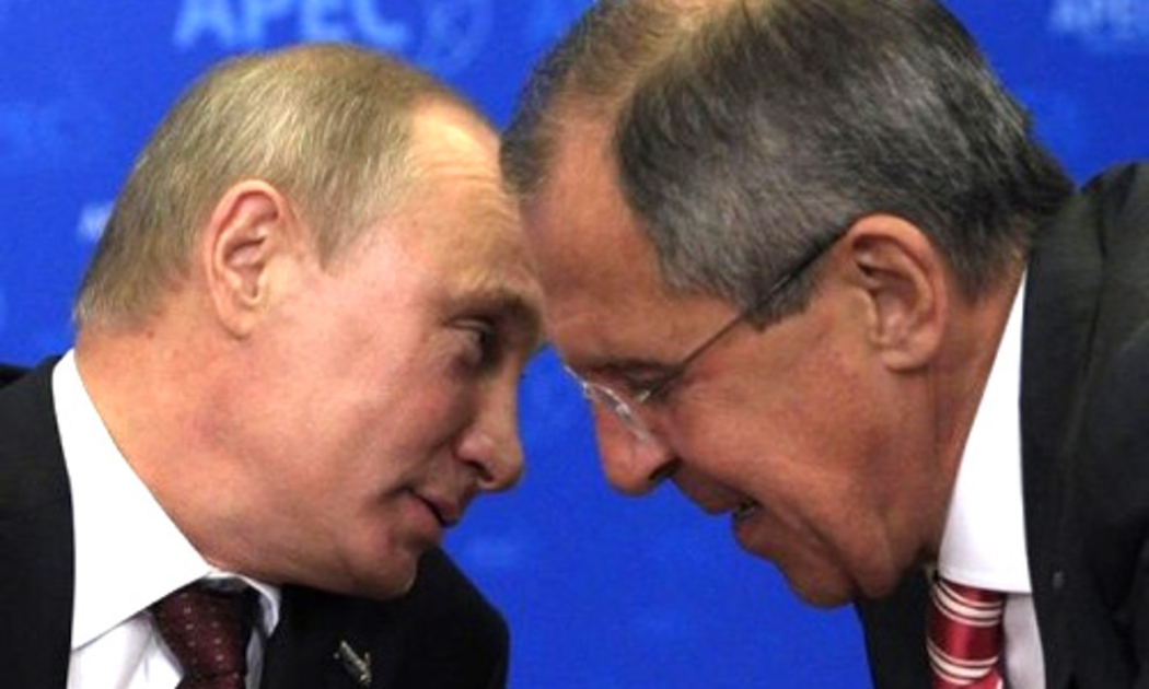 Tổng thống Vladimir Putin và Ngoại trưởng Nga Sergei Lavrov - Ảnh: Reuters.<br>