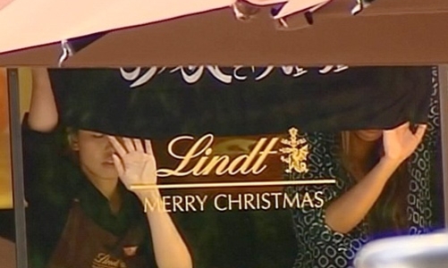 Hàng chục con tin bị khống chế, bắt giơ cờ đen tại Sydney