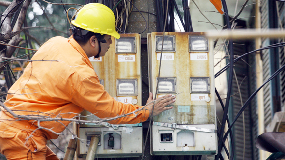 Phương án hai do EVN đưa ra khá bất ngờ, là chỉ áp dụng một mức giá đồng nhất 1.747 đồng/kWh cho mọi đối tượng, không còn bậc thang, và đây là mức giá bán điện bình quân hiện hành. <br>