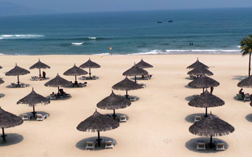 Nếu so với một số quốc gia châu Á khác như Thái Lan và Indonesia thì 
Việt Nam nói chung, chứ chưa cần nói đến miền Trung, hầu như không đầu 
tư cho công tác tiếp thị hình ảnh ra thị trường quốc tế.