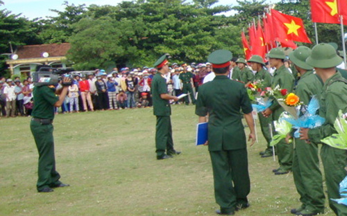 Một buổi lễ giao quân tại địa phương. Theo Ủy ban Thường vụ Quốc hội, pháp luật hiện hành chưa quy định về người đồng tính. Vì vậy đề nghị không quy định riêng đối tượng này trong Luật Nghĩa vụ quân sự.