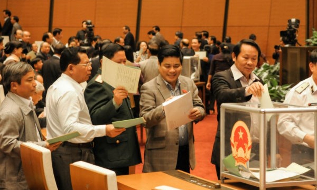 Đại biểu Lê Thị Nga đề nghị chỉ quy định hai mức là: “tín nhiệm” và “không tín nhiệm”. Trong ô “tín nhiệm” thì chia nhỏ thành hai mức: “tín nhiệm” và “tín nhiệm cao”. <br>