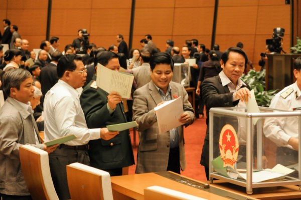 Đại biểu Lê Thị Nga đề nghị chỉ quy định hai mức là: “tín nhiệm” và “không tín nhiệm”. Trong ô “tín nhiệm” thì chia nhỏ thành hai mức: “tín nhiệm” và “tín nhiệm cao”. <br>