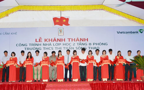 Lễ khánh thành công trình nhà lớp học 2 tầng 8 phòng - Trường trung học cơ sở thị trấn Sông Thao (Cẩm Khê, Phú Thọ).<br>