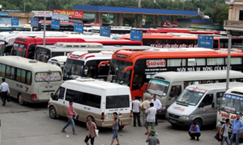 Giá xăng dầu giảm mạnh, doanh nghiệp vận tải đòi... tăng giá vé