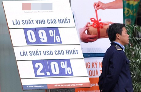 Theo tính toán sơ bộ, nếu lãi suất cho vay giảm 1% sẽ có tác động tổng hợp tới nền kinh tế, làm GDP năm 2015 tăng thêm khoảng 0,45% và lạm phát giảm khoảng 0,76%.