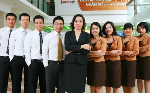 Talentnet được mô tả như một môi trường làm việc thân thiện theo kiểu gia đình và điều này làm bà Trinh (người đứng giữa) đặc biệt tự hào.