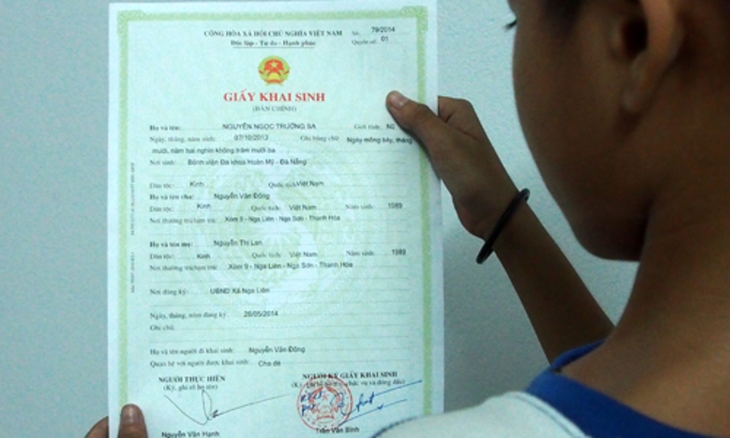 Uỷ ban Thường vụ Quốc hội tán thành với đề nghị của Chính phủ tiếp tục cấp giấy khai sinh cho trẻ em khi đăng ký khai sinh.