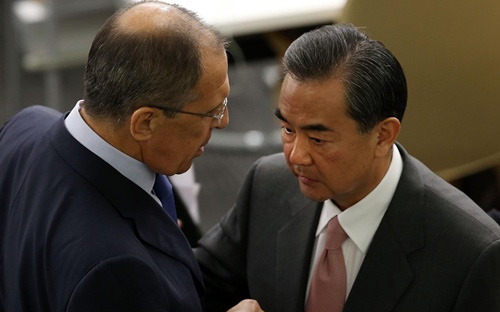 Ngoại trưởng Nga <span style="text-align: left;" dir="ltr" class="irc_su"> Sergei Lavrov (bên trái) và Ngoại trưởng Trung Quốc, ông Vương Nghị.<br></span>