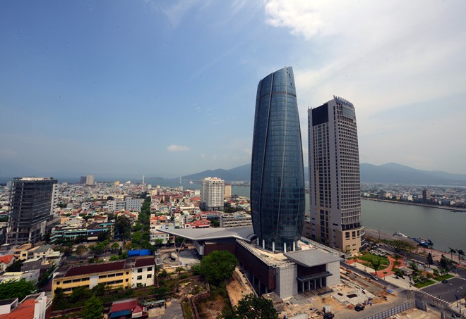 Tòa nhà trung tâm hành chính Đà Nẵng với thiết kế như ngọn hải đăng hướng ra biển kết hợp với cánh buồm vươn ra khơi, vừa đi vào hoạt động mới đây - Ảnh: Zing.<br>