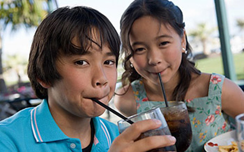 Nước ngọt có gas không cồn là một mặt hàng phổ thông, được người dân sử 
dụng rộng rãi, đặc biệt là người có thu nhập thấp nên bất kỳ sự thay đổi
 nào về giá có thể gây chuyển biến mạnh về cầu. 