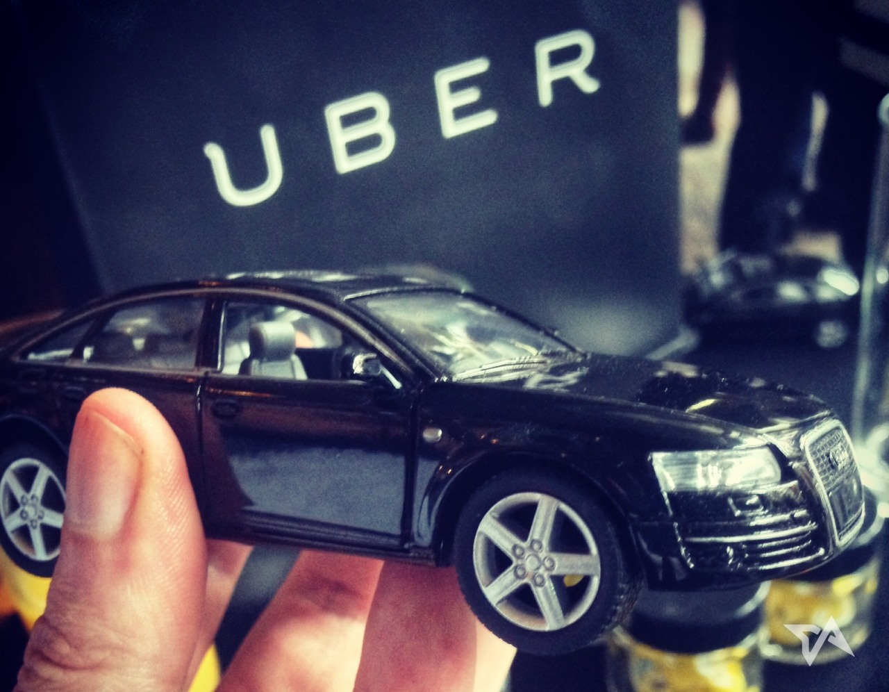 Mô hình Uber dùng rất ít nhân lực, không cần tổng đài, không cần điều phối.<br>