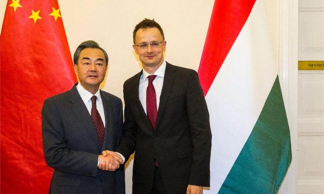 Ngoại trưởng Trung Quốc Vương Nghị (trái) gặp người đồng cấp Hungary Peter Szijjarto tại Budapest ngày 6/6 - Ảnh: AP.