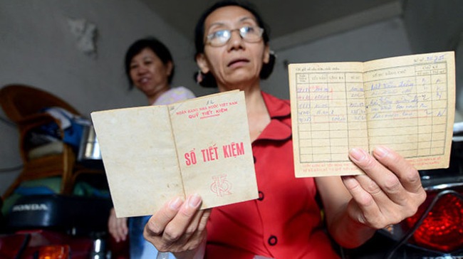 Hai cuốn sổ tiết kiệm từ năm 1983 của bà Lê Thị Bích Thủy - Ảnh: Tuổi Trẻ.