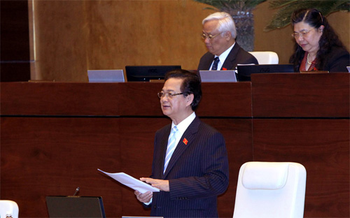 Thủ tướng trả lời tại một phiên chất vấn của Quốc hội. Kỳ họp thứ 10 Quốc hội sẽ là kỳ họp có khối lượng công việc liên quan đến công tác xây dựng pháp luật khá đồ sộ, với 17 dự án luật được thông qua - Ảnh: TTXVN.<br>