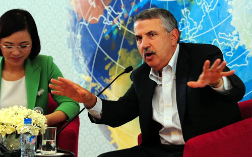 Tác giả của “Thế giới phẳng” cho rằng các công ty dẫn đầu cần “tự phá 
hủy mình” trước khi người khác làm việc đó. Còn ở Viettel, triết lý là 
“phải thay đổi trước khi cần thay đổi”