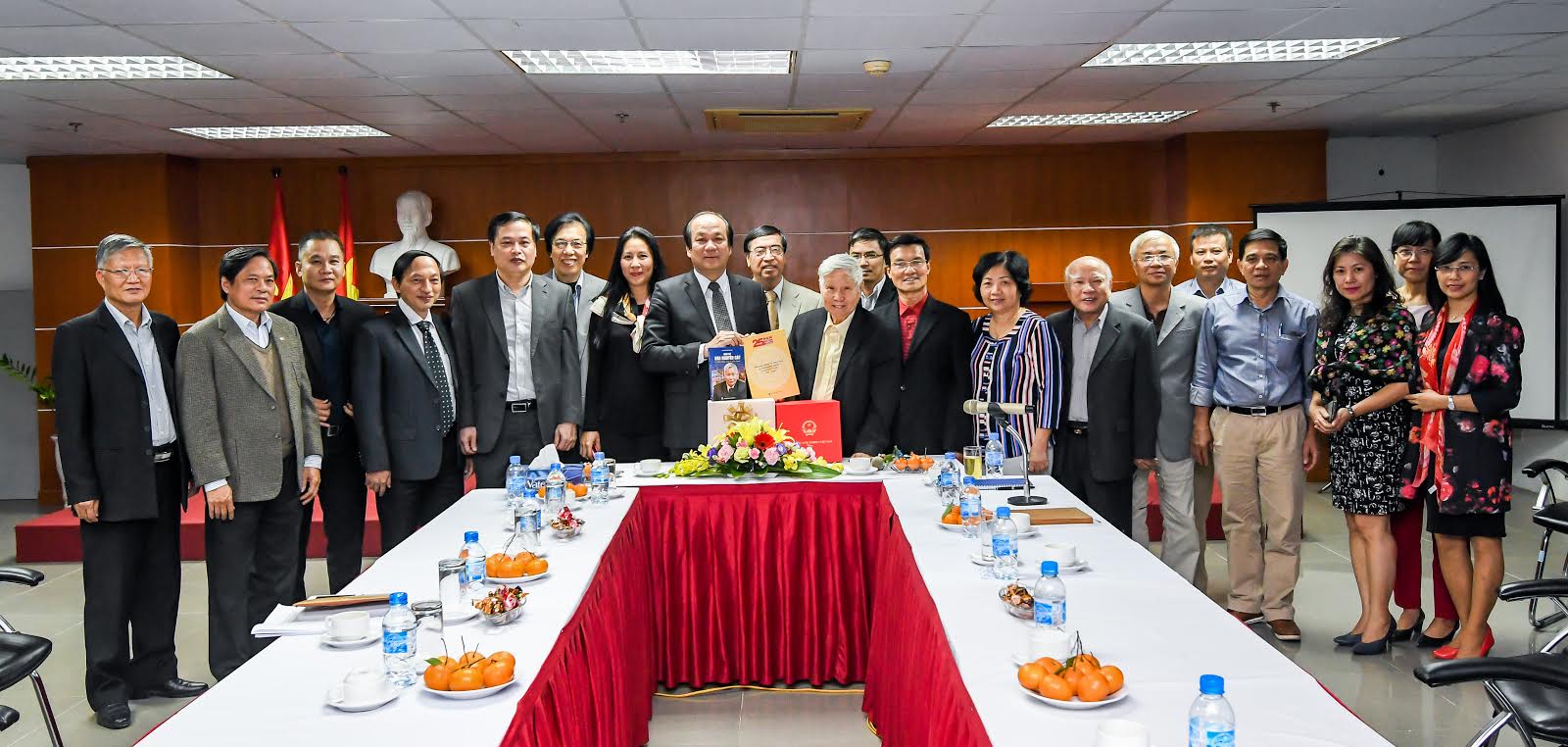 Bộ trưởng - Chủ nhiệm Văn phòng Chính phủ Mai Tiến Dũng cùng Tổng biên tập, GS. Đào Nguyên Cát và tập thể lãnh đạo Thời báo Kinh tế Việt Nam - Ảnh: Việt Tuấn.<br>