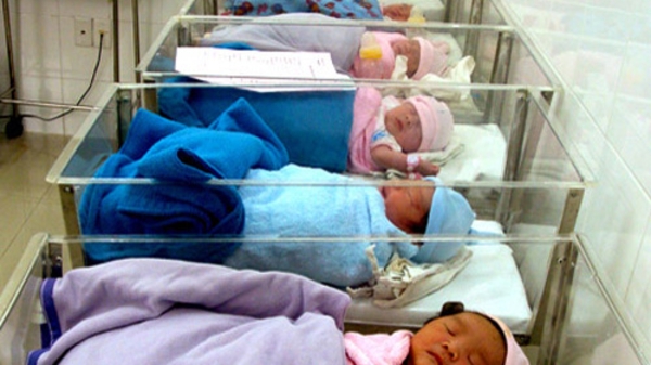 Vợ sinh đôi, chồng được nghỉ làm 10 ngày