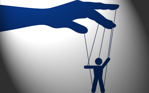 Khi nhận xét về thực trạng nhiều ông chủ ngân hàng cố tình kéo dài 
sự sống đối với các công ty của mình bằng cách cho vay dự án sau, lấy 
tiền bù đắp nợ dự án trước, một chuyên gia nói thẳng: “Họ đang biến ngân
 hàng thành con tin!”.