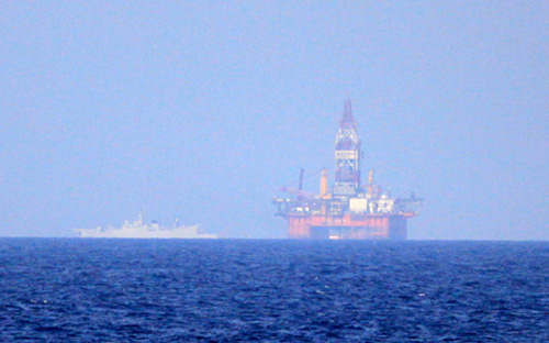 Vào ngày 1/5, Trung Quốc đưa giàn khoan Hải Dương 981 vào sâu trong thềm
 lục địa và vùng đặc quyền kinh tế của Việt Nam. Để hậu thuẫn và bảo vệ 
giàn khoan này, Trung Quốc cử 80 tàu, và con số này vẫn đang tiếp tục 
tăng lên - Ảnh: Nguyễn Đông. 