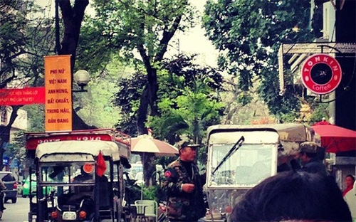 Những ngày đầu tháng 3 vừa rồi, nằm chình ình trước cửa quán Tonkin Coffee là những chiếc xe ba bánh - Ảnh: CTV.