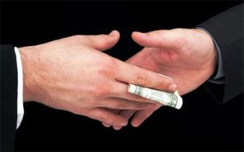 Theo JBA, hiện vẫn còn tồn tại những yêu cầu buộc các doanh nghiệp Nhật phải chi trả các khoản “không chính thức”, dù khoản chi đã nhỏ hơn so với trước đây - Ảnh minh họa.<br>