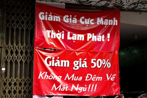 Quảng cáo của một cửa hàng tại Hà Nội. Có lẽ câu chuyện về lạm phát trong mối quan hệ với tăng trưởng sẽ còn rất dài - Ảnh: VnExpress.<br>