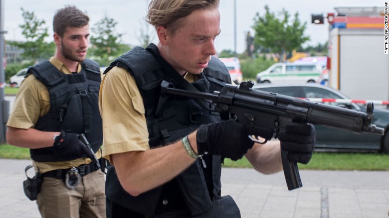 &nbsp;Nguồn tin từ cảnh sát Đức cho biết, chưa rõ có bao nhiêu nghi phạm đã thực hiện vụ tấn công. Tuy nhiên một nghi phạm có thể đã tự sát - Ảnh: AP.<br>