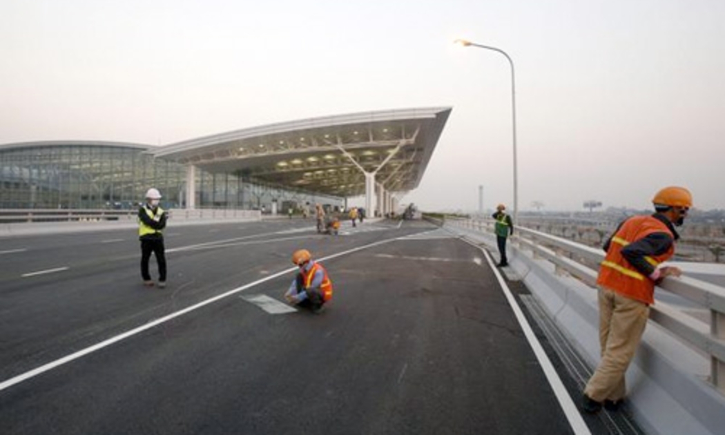 Phía trước nhà ga hàng không T2&nbsp; - công trình vừa đi vào hoạt động tại sân bay Nội Bài, Hà Nội - Ảnh: Reuters.<br>
