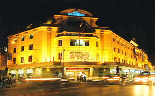 Phải sống chung với khó khăn của nền kinh tế, với sự đồng hành của hàng 
xách tay, áp lực trực diện đối với Tràng Tiền Plaza là sự cạnh tranh của
 các thương hiệu bán lẻ nổi tiếng đã, đang và sẽ tiếp tục mở rộng tại 
Việt Nam.