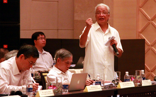 Ông Cao Sỹ Kiêm, nguyên Thống đốc Ngân hàng Nhà nước, phát biểu tại Diễn đàn Kinh tế Mùa xuân 2013 - Ảnh: Tuổi Trẻ.<br>