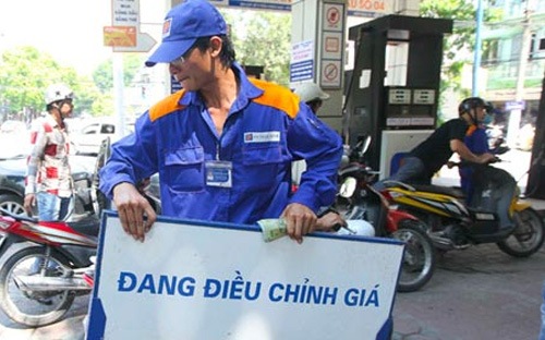 Báo cáo hồi đầu năm, Petrolimex cho biết lợi nhuận từ không xăng dầu của tập đoàn này chỉ đạt 768 tỷ đồng, trong khi báo cáo mới nhất lại lên tới hơn 1.300 tỷ đồng.<br>
