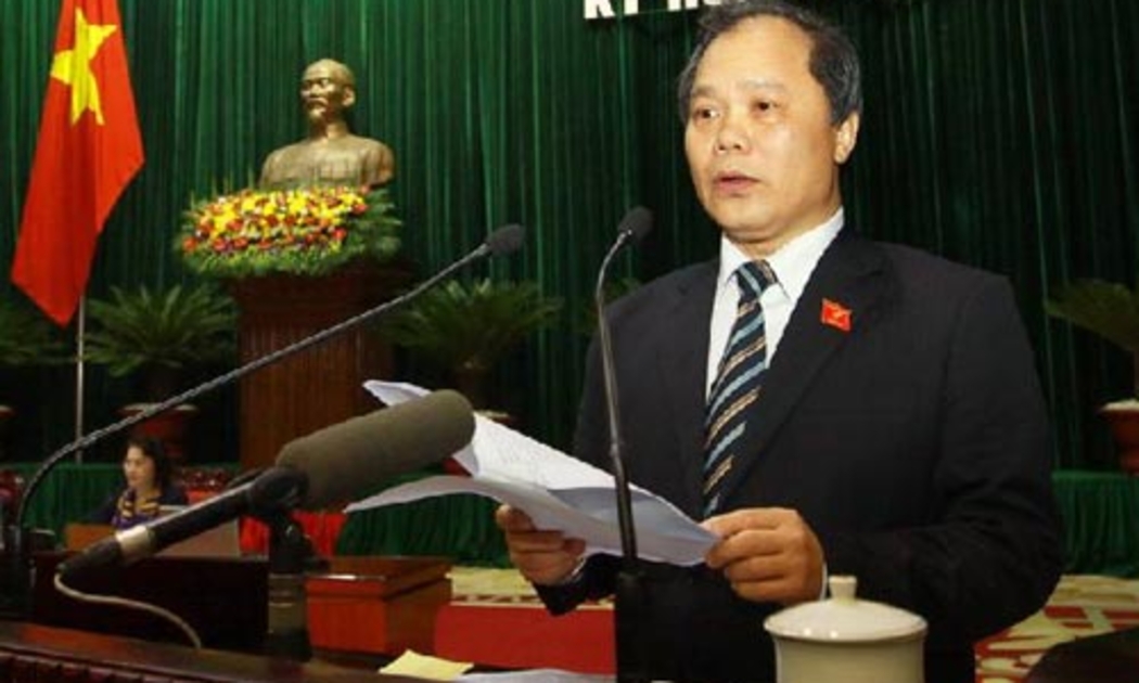 Chủ nhiệm Ủy ban Pháp luật Phan Trung Lý đọc báo cáo thẩm tra dự thảo nghị quyết về việc lấy phiếu tín nhiệm - Ảnh: M.Đ.