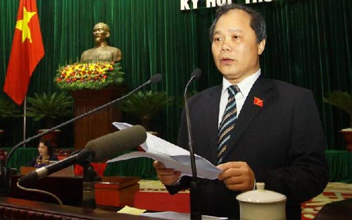 Chủ nhiệm Ủy ban Pháp luật Phan Trung Lý đọc báo cáo thẩm tra dự thảo nghị quyết về việc lấy phiếu tín nhiệm - Ảnh: M.Đ.