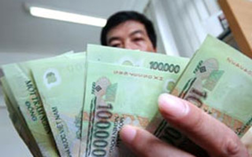 Theo báo cáo của Chính phủ, ngân sách 2015 sẽ còn khó khăn, chi trả nợ 
tăng cao, chưa bố trí được nguồn để điều chỉnh tiền lương cơ sở. 