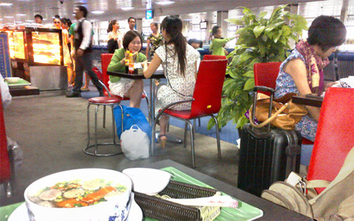 Giá dịch vụ phi hàng không tại cảng hàng không, sân bay đã bị nâng rất cao, gây bức xúc trong xã hội trong thời gian qua - Ảnh: Chau Van Nha.<br>