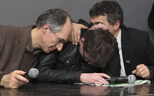 Những thành viên còn sống sót của Charlie Hebdo trong một khoảnh khắc xúc động - Ảnh: REX.<br>