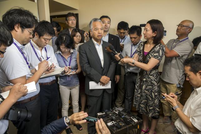 Bộ trưởng Tài chính Nhật Bản Akira Amari tại một cuộc họp báo bên lề đàm phán Hiệp định Đối tác xuyên Thái Bình Dương (TPP) tại Hawaii, hôm 30/7. Trong khuôn khổ đàm phán, Nhật Bản đã bác bỏ đề nghị thiết lập một điễn đàn nhằm ngăn các quốc gia thao túng tỷ giá - Ảnh: Reuters.<br>