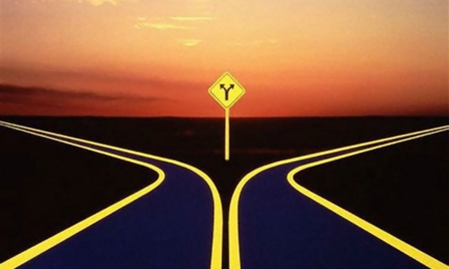 Một năm tái cơ cấu kinh tế: “Chiếc xe ở ngã ba đường”